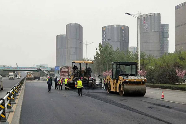 高速公路路面施工为什么多数使用沥青材料？
